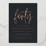 Modern 40e verjaardag stijlvol elegant script folie uitnodiging<br><div class="desc">Moderne 40e verjaardag,  stijlvol elegant folie script en geometrische 40e verjaardag nodigt uit. Moderne geometrische backerpatroon. Een deel van een collectie. De kleur kan worden veranderd.</div>