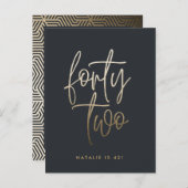 Modern 42e verjaardag Zwart gouden elegant script Uitnodiging Briefkaart (Voorkant / Achterkant)