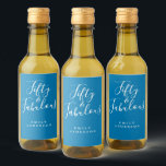 Modern 50 Fabulous Blue Name 50th Birthday Wijn Etiket<br><div class="desc">Viel het draaien van 50 in stijl met dit blauwe elegante 50e verjaardagsetiket met tekst 50 en fabulous in witte het manuscriptkalligrafie. Voeg gewoon jouw naam toe en je cadeauetiketten voor cadeautjes voor 50-jarige verjaardagsfeestjes zijn klaar om te gaan. Exclusief voor u ontworpen door Happy Dolphin Studio. Neem contact met...</div>