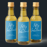 Modern 50 Fabulous Blue Name 50th Birthday Wijn Etiket<br><div class="desc">Viel het draaien van 50 in stijl met dit blauwe elegante 50e verjaardagsetiket met tekst 50 en fabulous in witte het manuscriptkalligrafie. Voeg gewoon jouw naam toe en je cadeauetiketten voor cadeautjes voor 50-jarige verjaardagsfeestjes zijn klaar om te gaan. Exclusief voor u ontworpen door Happy Dolphin Studio. Neem contact met...</div>