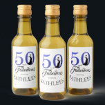 Modern 50 Fabulous Custom Name 50th Birthday Blue Wijn Etiket<br><div class="desc">Met dit elegante 50e verjaardagswijnlabel kun je je aanpassen aan de jouw naam, kun je 50 keer stijlvol draaien. De tekst 50 en fabelachtig is in koninklijk blauw en zwart met dansend silhouet en kenmerkt de schitterende manuscriptkalligrafie en de moderne typografie. Voeg gewoon jouw naam toe en je cadeauetiketten voor...</div>