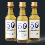 Modern 50 Fabulous Custom Name 50th Birthday Blue Wijn Etiket<br><div class="desc">Met dit elegante 50e verjaardagswijnlabel kun je je aanpassen aan de jouw naam, kun je 50 keer stijlvol draaien. De tekst 50 en fabelachtig is in koninklijk blauw en zwart met dansend silhouet en kenmerkt de schitterende manuscriptkalligrafie en de moderne typografie. Voeg gewoon jouw naam toe en je cadeauetiketten voor...</div>