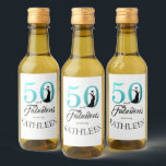 Modern 50 Fabulous Custom Name 50th Birthday Blue Wijn Etiket<br><div class="desc">Met dit elegante 50e verjaardagswijnlabel kun je je aanpassen aan de jouw naam, kun je 50 keer stijlvol draaien. De tekst 50 en fabelachtig is in koninklijk blauw en zwart met dansend silhouet en kenmerkt de schitterende manuscriptkalligrafie en de moderne typografie. Voeg gewoon jouw naam toe en je cadeauetiketten voor...</div>