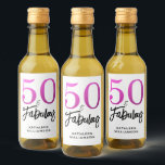 Modern 50 Fabulous Custom Name 50th Birthday Pink Wijn Etiket<br><div class="desc">Vier het 50-jarig worden in stijl met dit elegante 50e verjaardagswijnlabel dat u kunt aanpassen met jouw naam. De tekst 50 en fabulous is in hot pink en zwart en beschikt over chique script kalligrafie en moderne typografie. Voeg eenvoudig jouw naam toe en uw 50e verjaardagsfeestje-cadeauwijnetiketten zijn klaar om te...</div>