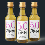 Modern 50 Fabulous Custom Name 50th Birthday Pink Wijn Etiket<br><div class="desc">Vier het 50-jarig worden in stijl met dit elegante 50e verjaardagswijnlabel dat u kunt aanpassen met jouw naam. De tekst 50 en fabulous is in hot pink en zwart en beschikt over chique script kalligrafie en moderne typografie. Voeg eenvoudig jouw naam toe en uw 50e verjaardagsfeestje-cadeauwijnetiketten zijn klaar om te...</div>