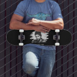 Modern aangepast Foto-effect Persoonlijk Skateboard<br><div class="desc">Dit simplistische geëtste effect fotoskateboard met een uitgebreid fotoeffect met de optie om tekst toe te voegen, zal een trendy gift voor om het even welk geval, verjaardag, vaders dag, kerst of Valentijnsdag maken. De doopvontstijl, de grootte en de kleur kunnen na het personaliseren worden veranderd door op de pas...</div>