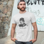 Modern aangepast Foto-effect T-shirt<br><div class="desc">Deze simplistische etched effect foto met een uitgebreid foto-effect met de mogelijkheid om tekst toe te voegen, maakt het perfecte cadeau voor elke gelegenheid, begrafenis, leuk verhogend evenement, bruiloft, verjaardag, vaderdag, kerst en Valentijnsdag. De doopvontstijl, de grootte en de kleur kunnen na het personaliseren worden veranderd door op de pas...</div>