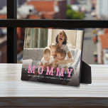 Modern aangepast fotoscript 'We Love You - Mummy' Fotoplaat<br><div class="desc">Creëer je eigen foto cadeau voor mama deze Moederdag Gift. Dit moderne ontwerp is voorzien van een foto naar keuze, een donkere overlay aan de onderkant met vette roze tekst MUMMY gecombineerd met elegant wit script 'we love you' over de bovenkant. Pas dit product aan door een bericht en naam/namen...</div>