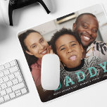 Modern aangepast fotoscript 'Wij houden van je - p Muismat<br><div class="desc">Creëer je eigen muizenmat voor vader als een Birthday of Vaderdag Gift. Dit Moderne ontwerp kenmerkt een landschapsfoto van uw keus, een donkere bekleding bij de bodem met gewaagde tekst DADDY gecombineerd met elegant wit manuscript "wij houden van u"over de bovenkant. Pas dit product aan door een bericht, naam/namen en...</div>