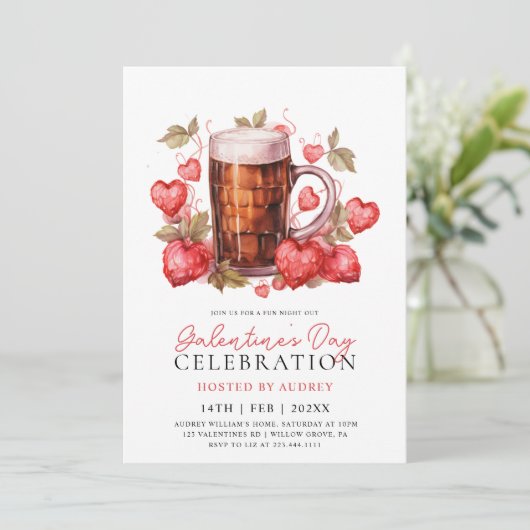 Modern Aardbeien Bier Galentine's Day Party Kaart (Staand voorkant)