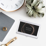 Modern Abstract Faux Roos Gold Visitekaarthouder<br><div class="desc">De stijlvolle en vrouwelijke houder van het visitekaartje is voorzien van jouw naam in een modern wit lettertype,  omringd door een folie cirkelelement met een faux roos gouden abstracte op een zwarte achtergrond.</div>