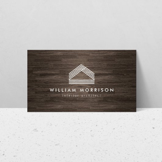 Modern Abstract Huis Logo op Dark Woodgrain Visitekaartje