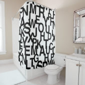 Modern, abstract, rommelig patroon met letters douchegordijn (In situ)