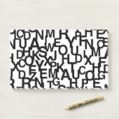 Modern, abstract, rommelig patroon met letters post-it® notes (Op bureau)