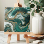 Modern Abstract smaragdgroen en goudmarmer Tegeltje<br><div class="desc">Maak kennis met onze prachtige keramische tegel, een boeiend kunstwerk dat elegantie en modern design moeiteloos combineert. Deze tegel heeft een betoverend abstract patroon dat doet denken aan wervelende oceaangolven, met rijke smaragdgroene tinten die naadloos mengen met romige witten en glinsterende gouden accenten. Het ingewikkelde marmerende effect creëer een gevoel...</div>