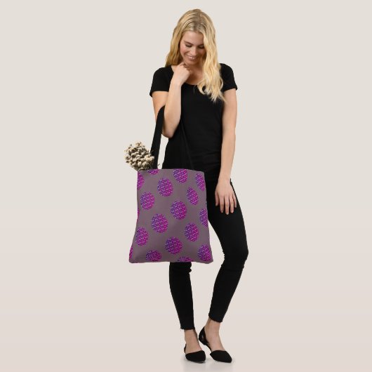 MODERN abstract tekenen in diepe kleur: #7D616C-ro Tote Bag (Op model)