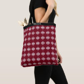 Modern abstract wit patroon op bordeauxrood tote bag (Dichtbij)
