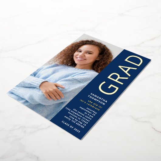 Modern Afstudeerder 2025 Foto Afstuderen Navy Gold Folie Uitnodiging (Gedraaid)