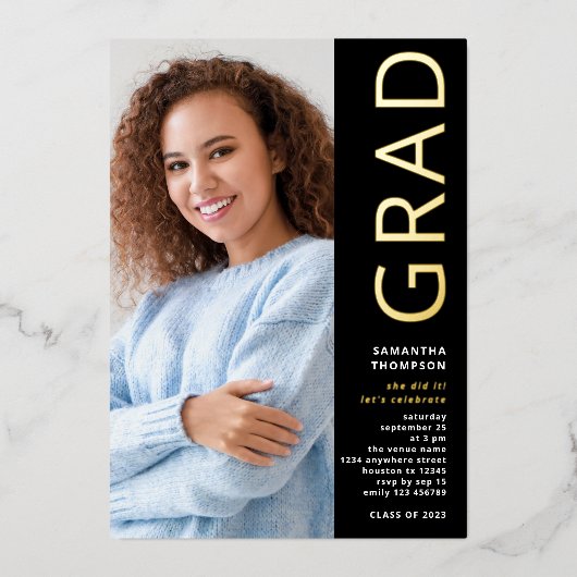 Modern Afstudeerder 2025 Foto Afstuderen Zwart Gou Folie Uitnodiging (Voorkant)