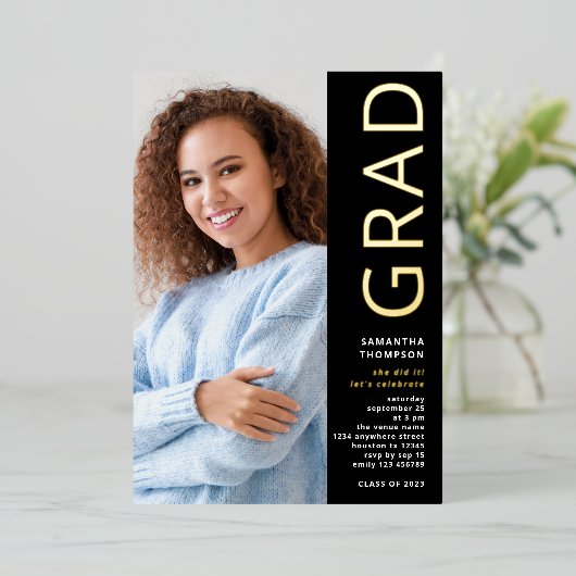 Modern Afstudeerder 2025 Foto Afstuderen Zwart Gou Folie Uitnodiging (Staand Voorkant)
