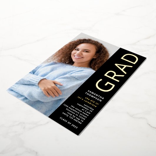 Modern Afstudeerder 2025 Foto Afstuderen Zwart Gou Folie Uitnodiging (Gedraaid)