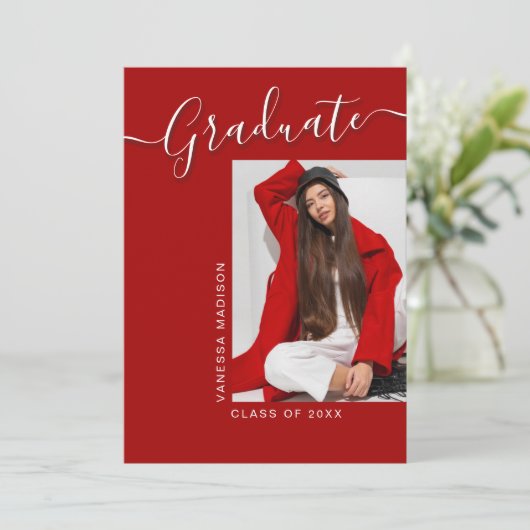 Modern Afstudeerder | Rood 1 Foto Elegant Script Aankondiging (Staand voorkant)