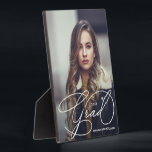 Modern Afstudeerder Script Photo Afstuderen Fotoplaat<br><div class="desc">Uw foto,  naam,  afstuderen jaar en het woord Afstudeerder in chique witte belettering,  deze fotoplaat heeft een ingebouwde ezel op de achterkant. Een mooie aandenken voor je afstudeerder,  ouders,  grootouders. OVEREENKOMENDE objecten in ons collectie.</div>