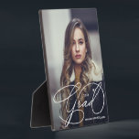 Modern Afstudeerder Script Photo Afstuderen Fotoplaat<br><div class="desc">Uw foto,  naam,  afstuderen jaar en het woord Afstudeerder in chique witte belettering,  deze fotoplaat heeft een ingebouwde ezel op de achterkant. Een mooie aandenken voor je afstudeerder,  ouders,  grootouders. OVEREENKOMENDE objecten in ons collectie.</div>