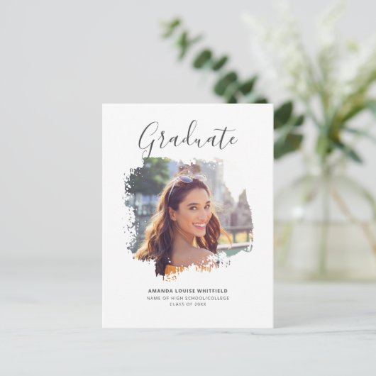 Modern Afstuderen 2025 Script Photo Party Uitnodiging Briefkaart (Staand voorkant)