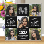 Modern Afstuderen 5 Photo Collage Black Afstuderen Fotoplaat<br><div class="desc">Viel je afstuderen met deze moderne en elegante fotocollage afstuderen plaque. Pas met 5 van uw favoriete foto's van de senior of de universiteit aan, en personaliseer met monogram initiaal, naam, graduerend jaar, middelbare school of collegenaam. Inspirerend citaat: "Neem trots in hoe ver je bent gekomen, heb vertrouwen in hoe...</div>