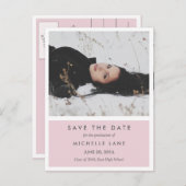 Modern Afstuderen Bewaar de datum roze foto Aankondigingskaart (Voorkant / Achterkant)