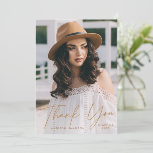 Modern Afstuderen Gold Script Photo Afstuderen Bedankkaart (Staand voorkant)