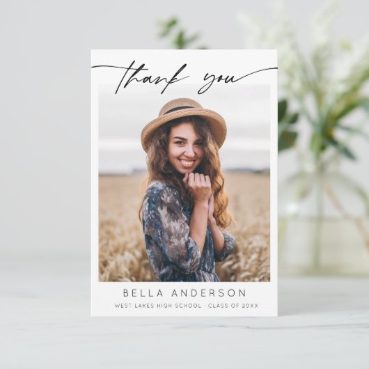 Modern Afstuderen Handgeschreven Script Foto Bedankkaart (Staand voorkant)