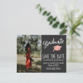 Modern Afstuderen Pet sparen de Datum Grauwe Foto Aankondigingskaart (Staand voorkant)