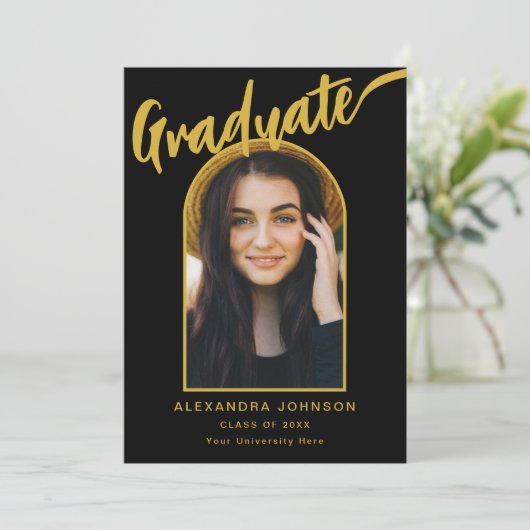Modern Afstuderen Photo Arch Zwart en Goud Script Aankondiging (Staand voorkant)