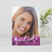 Modern Afstuderen Roze Magenta Glitter Chic Script Aankondiging (Staand voorkant)