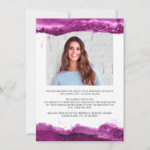 Modern Afstuderen Roze Magenta Glitter Chic Script Aankondiging (Achterkant)