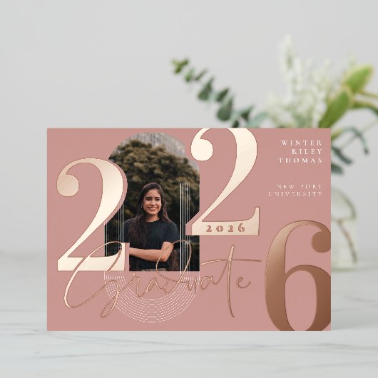 Modern Afstuderen Script 2025 concentrische boogfo Folie Uitnodiging (Staand Voorkant)