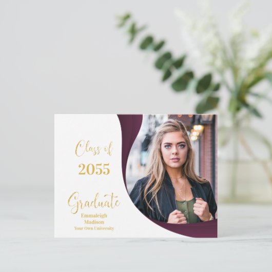 Modern Afstuderen wit / Maroon Wave Foto Aankondigingskaart (Staand voorkant)