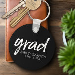 Modern Afstuderen, zwart Afstudeerder op maat Sleutelhanger<br><div class="desc">Een modern,  minimalistisch ontwerp voor een afstuderen. Voeg de aangepaste tekst van uw afgestudeerde toe aan het zwart-witontwerp om een aandenken of een afstudeerfeest te maken.</div>
