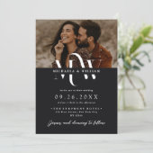 Modern allen in Één Elegant Monogram QR Code Huwel Kaart (Staand voorkant)