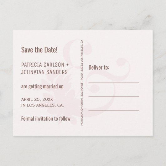 Modern ampersand blush save date bruiloft foto aankondigingskaart (Achterkant)