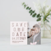Modern ampersand blush save date bruiloft foto aankondigingskaart (Staand voorkant)