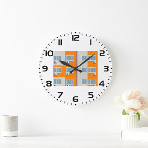 Modern appartementengebouw met airconditioners grote klok