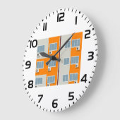 Modern appartementengebouw met airconditioners grote klok (Hoek)