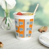 Modern appartementengebouw met airconditioners papieren bekers