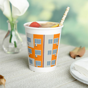 Modern appartementengebouw met airconditioners papieren bekers