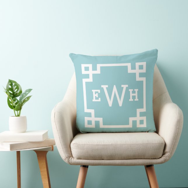 Modern Aqua Blue Greek Key Aangepast monogram Kussen (Stoel)