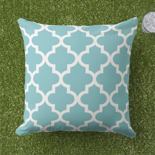 Modern Aqua Blue Moroccan Quatrefoil Pattern Buitenkussen (Gras)