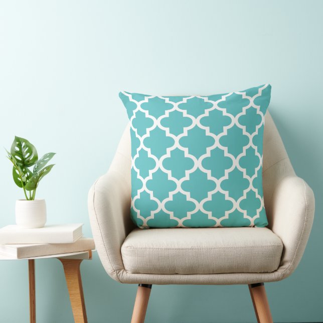 Modern Aqua Blue Moroccan Quatrefoil Pattern Kussen (Stoel)